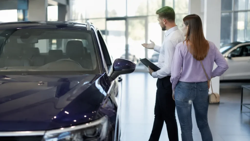 Новый автомобиль в автосалоне, ОСАГО на новую машину